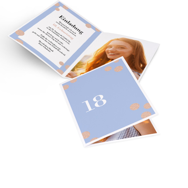 Abbildung von hochformatigen Einladungskarten Geburtstag – 18 als Zahl auf hellblauem Grund. Innenseite mit Punkten sowie Platz fuer eigenen Text links und Foto rechts.