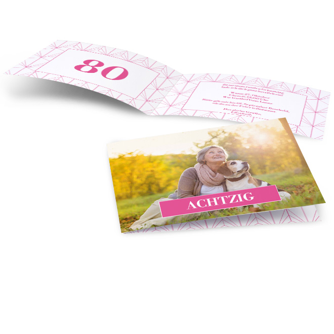 Abbildung von Einladungskarten Geburtstag. Selbst gestalten mit pinkem Balken und weisser Schrift ueber formatfuellendem Foto. Innenseite links mit Zahl, rechts Text.
