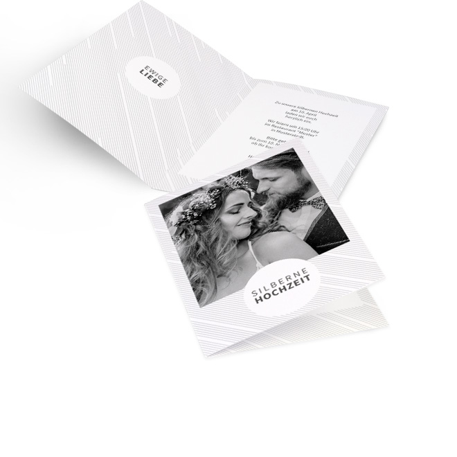 Abbildung weiss-hellgrau gestreifter Einladungskarten silberne Hochzeit in Hoch mit grossem Foto. Innen links steht Ewige Liebe, rechts ist Platz fuer persoenliche Worte.