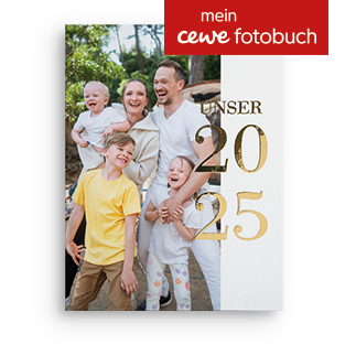 Ein mit Goldfolie verdeltes Fotobuch zeigt ein winterliches Familienbild.