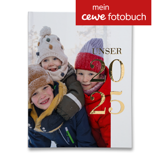 Ein mit Goldfolie verdeltes Fotobuch zeigt win winterliches Familienbild.