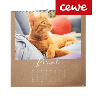 Ein individuell gestalteter Wandkalender mit persönlichen Fotos, der jeden Monat besondere Erinnerungen präsentiert.