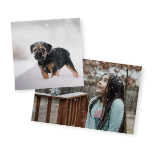 Ein Stapel glänzender Fotoabzüge zeigt verschiedene Momente und Motive, die professionell gedruckt wurden.