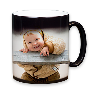 Magische Tasse mit Foto, das durch Wärme sichtbar wird. 