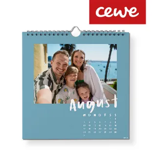 Ein individuell gestalteter Wandkalender mit persönlichen Fotos, der jeden Monat besondere Erinnerungen präsentiert.