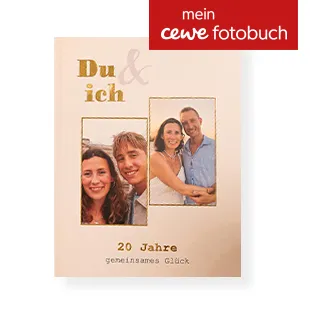 Ein mit Goldfolie veredeltes Fotobuch zeigt ein sommerliches Pärchenbild.