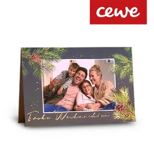 Aufgestellte Weihnachtskarte mit Familienfoto, Tannenzweigen und goldenen Weihnachtsgrüßen