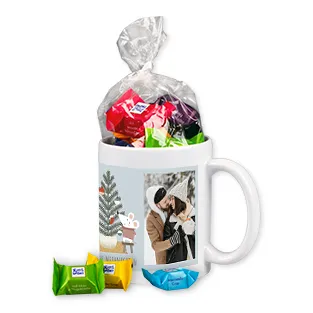 Weiße Fototasse mit weihnachtlichem Motiv und persönlichen Fotos, gefüllt mit verpackter Schokolade