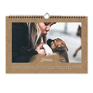 Ein individuell gestalteter Wandkalender mit Digitaldruck und persönlichen Fotos, ideal zur Planung und Dekoration.