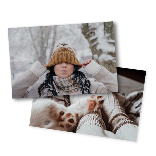 Ein Stapel glänzender Fotoabzüge zeigt verschiedene Momente und Motive, die professionell gedruckt wurden.