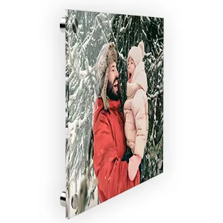 Acrylglas-Wandbild mit Foto von Vater und Tochter im verschneiten Wald, seitlich dargestellt